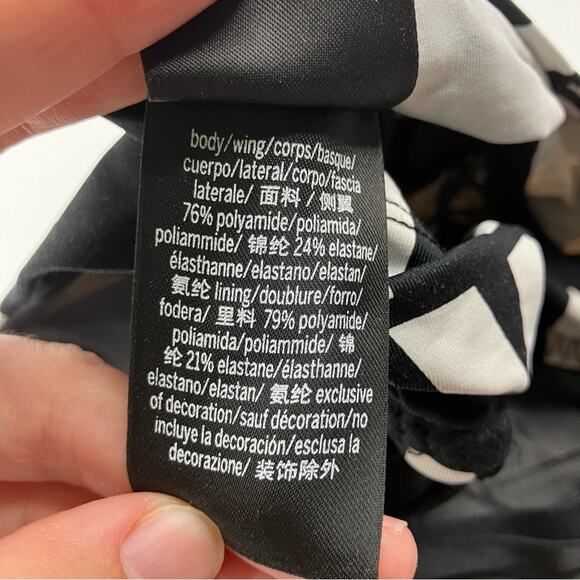 3/$30 PINK Victoria's Secret | Ultimate Unlined Sports Bra Crossed Black Logo XS - Picture 4 of 5